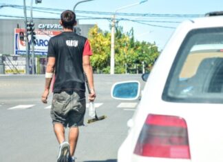 Con Sanciones y Asistencia Social, Neuquén Eliminó la Actividad de Limpiavidrios