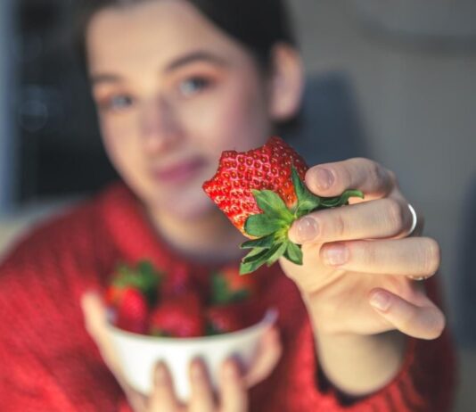 Hidratación Inteligente: ¿por Qué Comer Tu Agua Es Más Efectivo que Solo Beberla?