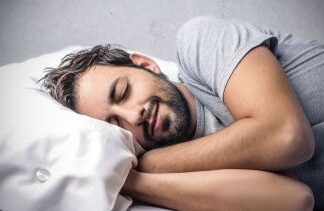 El Error que Muchos Cometen al Dormir: por Qué No Es Lo Mismo de Día que de Noche